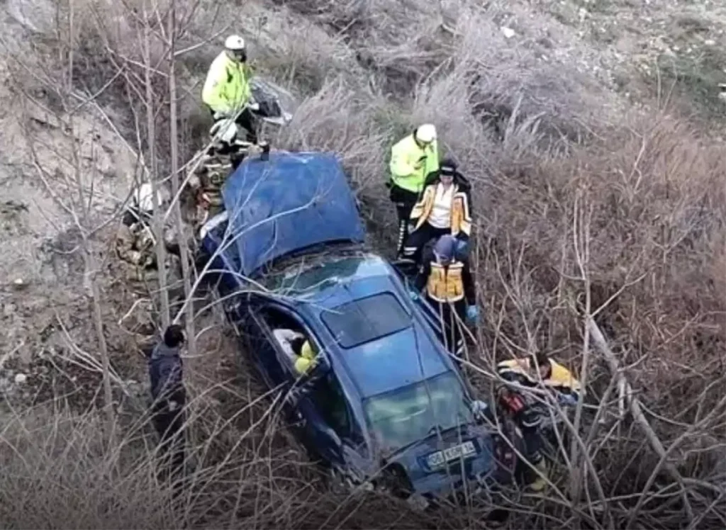 Beypazarı’nda Kontrolden Çıkan Otomobil 10 Metreden Yuvarlandı: 3 Kişi, 1 Bebek Hayatı Yitirdi
