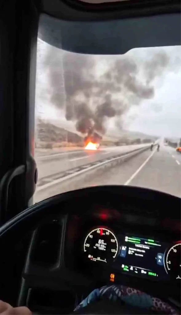 Ankara’da Seyir Halindeki Araç Alev Aldı: İtfaiye Hızlı Müdahale Etti