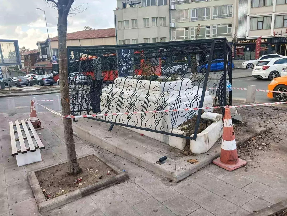 Ankara Altındağ’da Tezveren Sultan Türbesi’ne Çarpan Araç Şok Yarattı