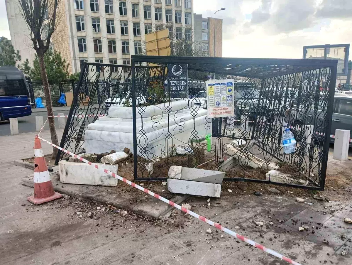 Tezveren Sultan Türbesi’ne Kontrolden Çıkan Otomobil Çarptı