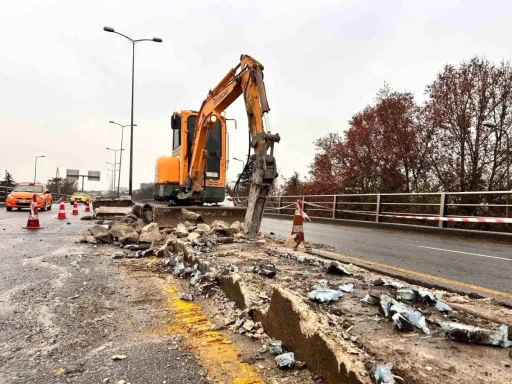 Ankara Keçiören’de Fatih Köprüsü’nü Tek Mini Ekskavatör Yavaşlatıyor!