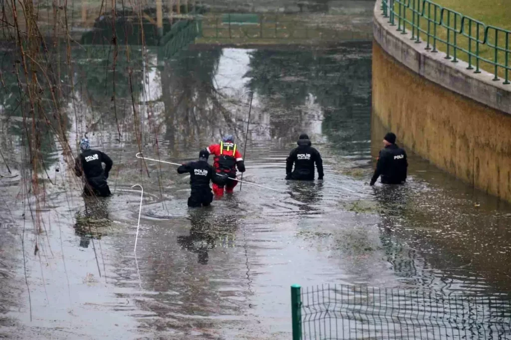 Ankara’dan gelen “Kurbağa Adamlar” da kayıp öğretmenin arama çalışmasına katıldı