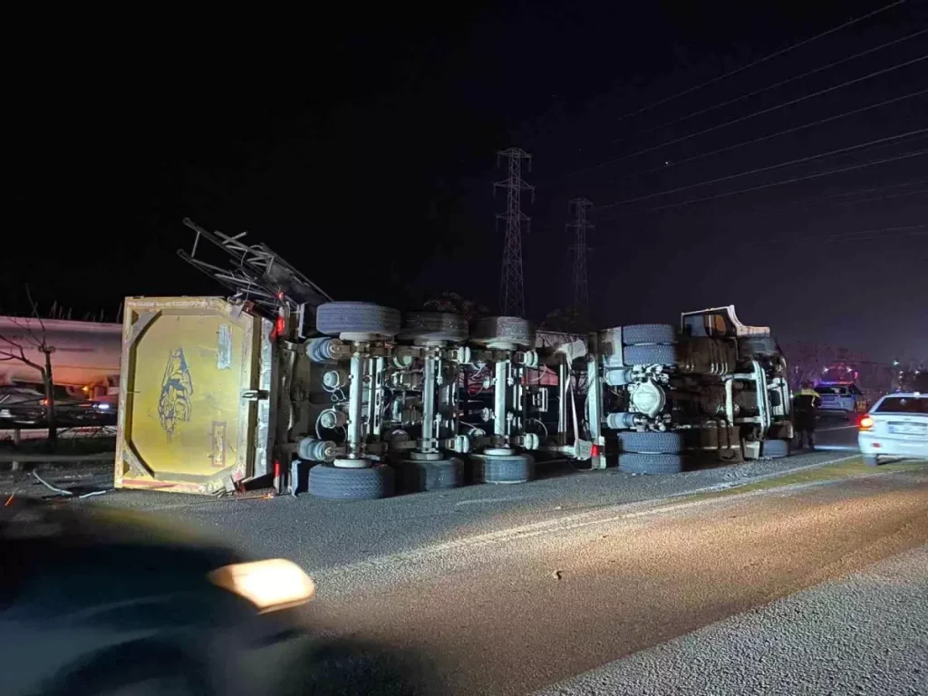 Antalya’da Tır, EDS Direğine Çarparak Devrildi: 2 Kişi Yaralı!