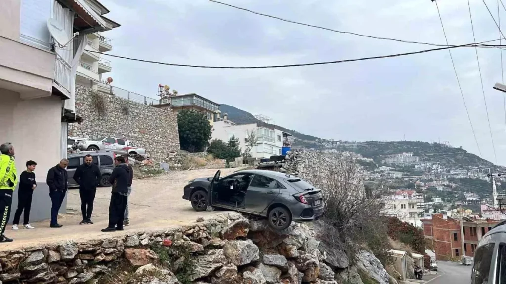 Alanya’da SUV Aracın Şarampole Asılması