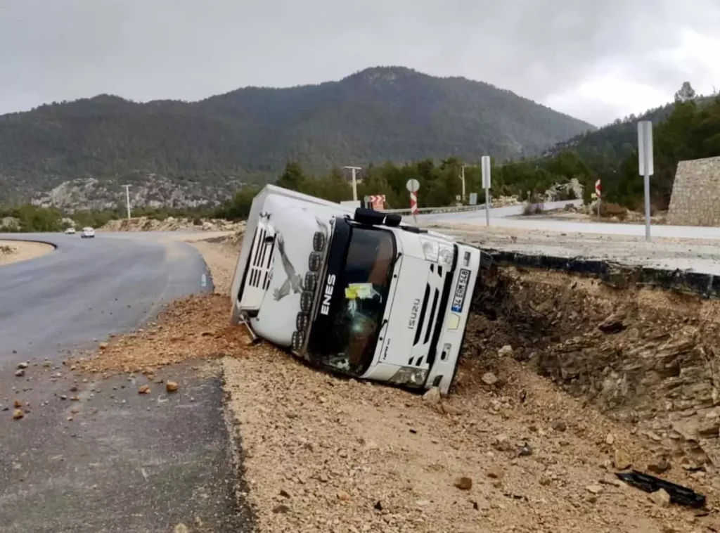 Akseki’de Kamyon Devrildi, Sürücü Yaralandı