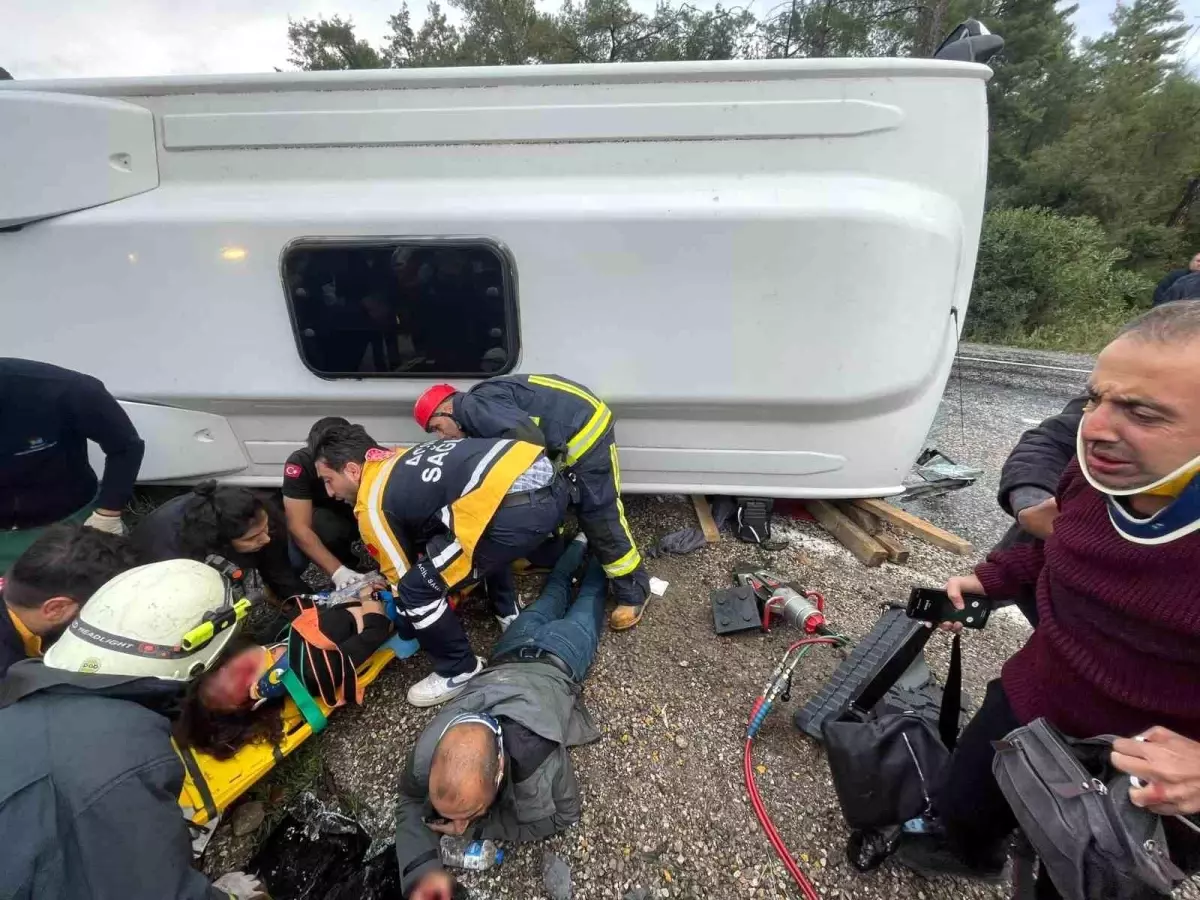 Antalya’da midibüs devrildi: 6 yaralı