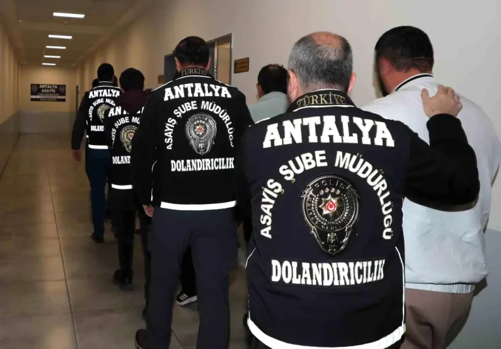 Antalya’da Dolandırıcılık Operasyonu: 10 Şüpheli Yakalandı