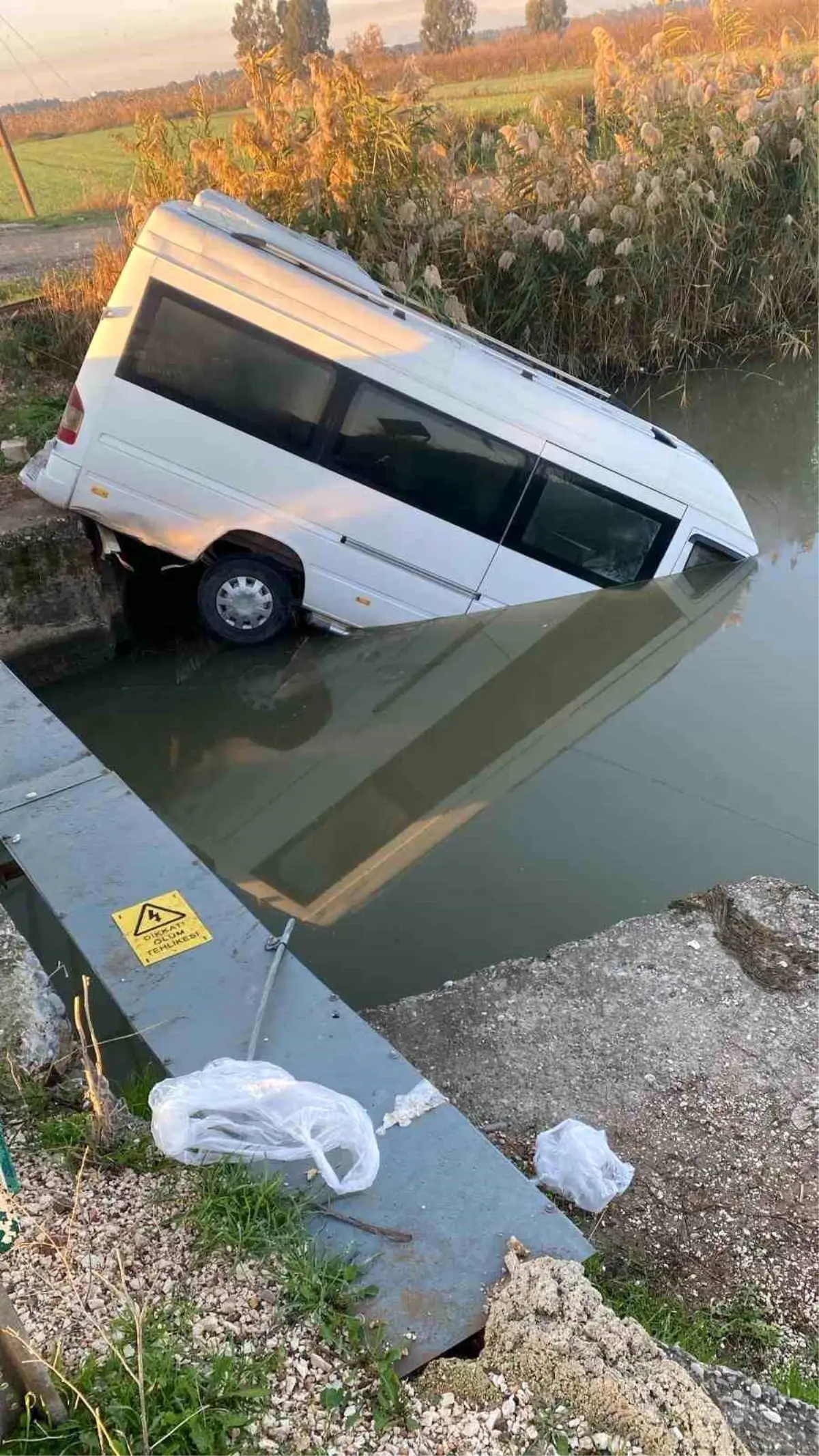 Antalya Serik’te Kontrolden Çıkan Minibüs Sulama Kanalına Düştü