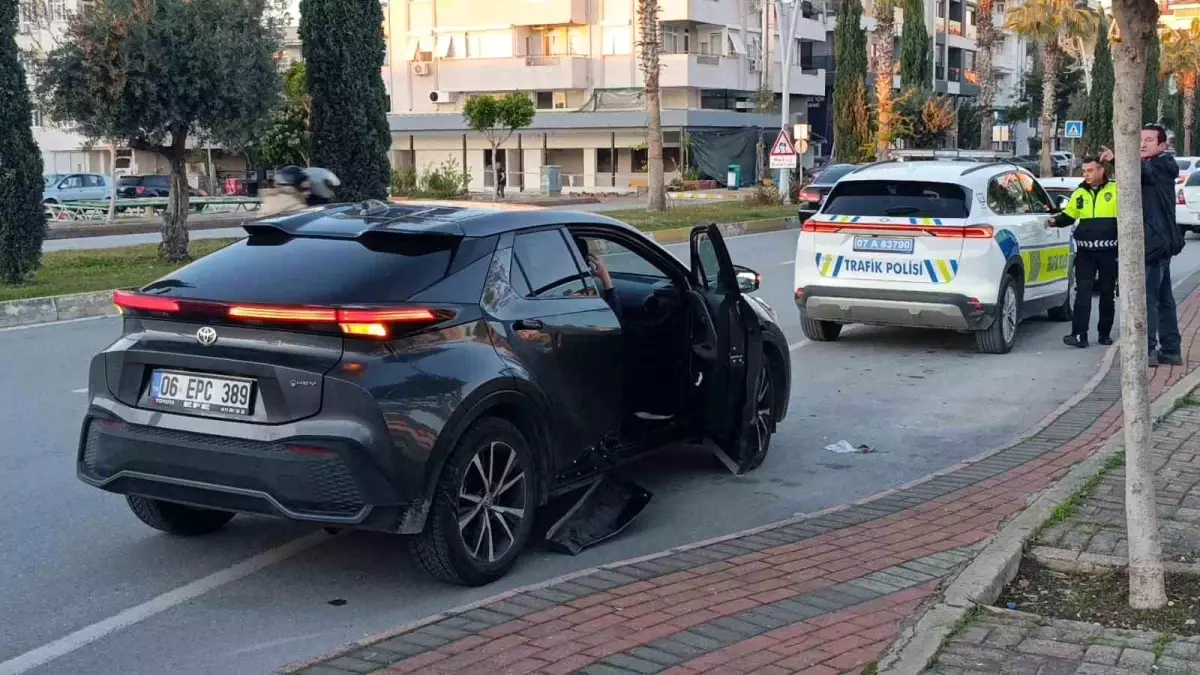 Manavgat’ta Şok Kaza: Motosiklet ve Otomobil Çarpıştı, 2 Yaralı