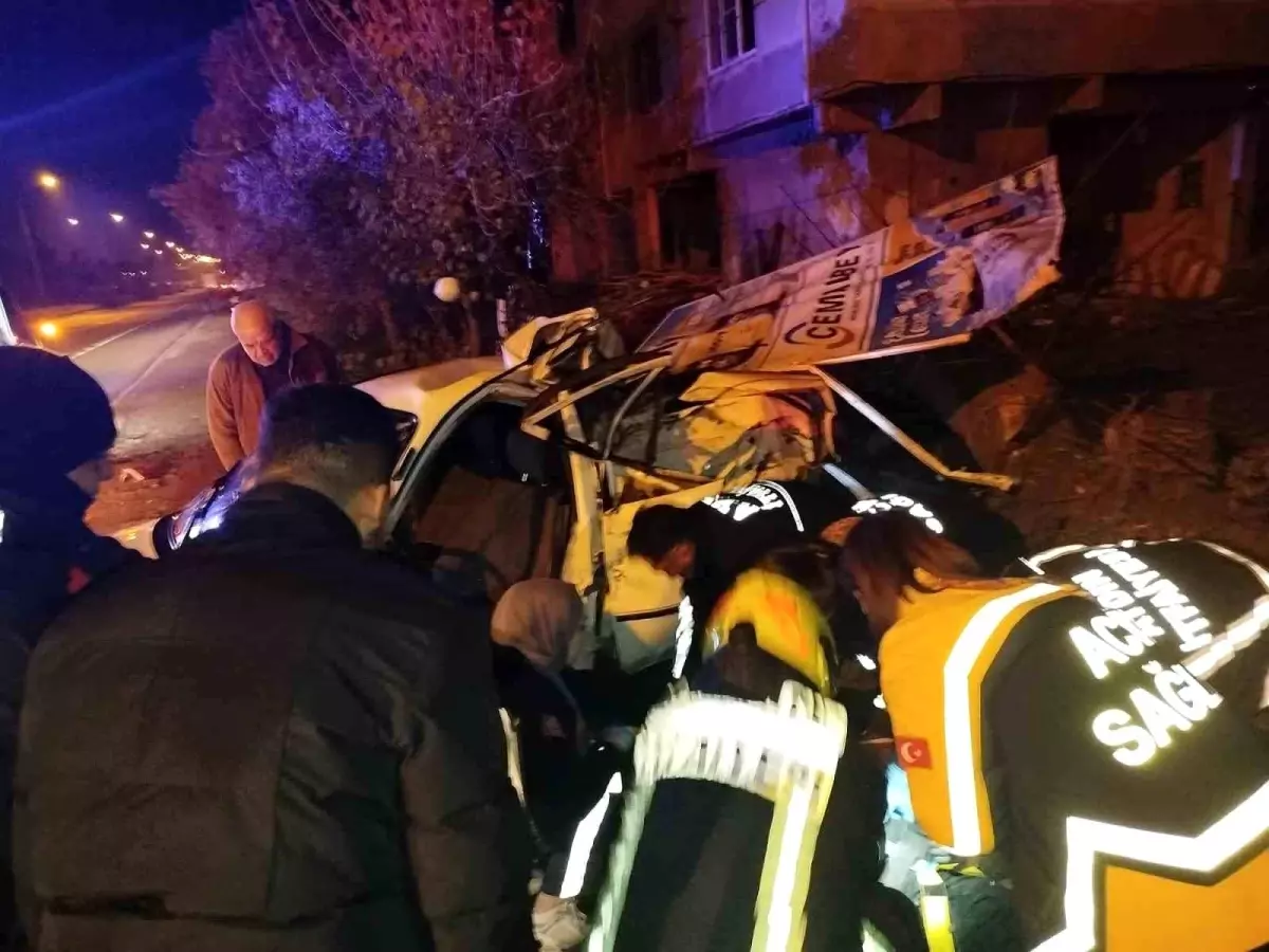 Araçta sıkışan sürücüyü itfaiye ekipleri kurtardı