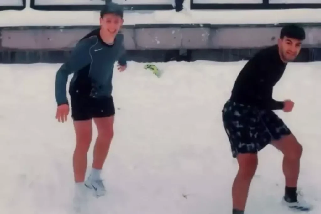 Arda Güler ve Yiğit Efe Demir, -4 dereceye aldırış etmeden karda futbol oynadı