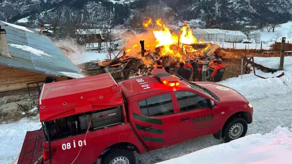 Ardanuç’ta Ahır Yangını: AFAD ve İtfaiye Ekipleri Hızlı Müdahale Etti
