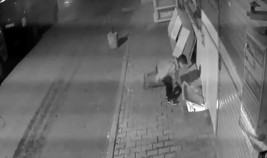 Çocuk Sokakta Ateşle Oynadı: Tehlikeli Anlar Güvenlik Kamerasında Kayıt Altında