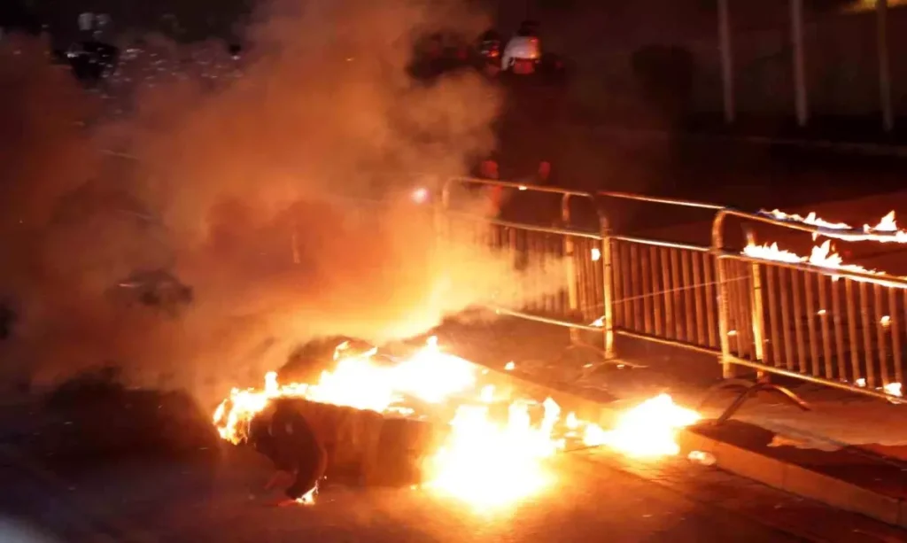 Tiran’da Yolsuzluk Protestoları: Molotof Kokteyli Başbakanlık Binasına Atıldı!