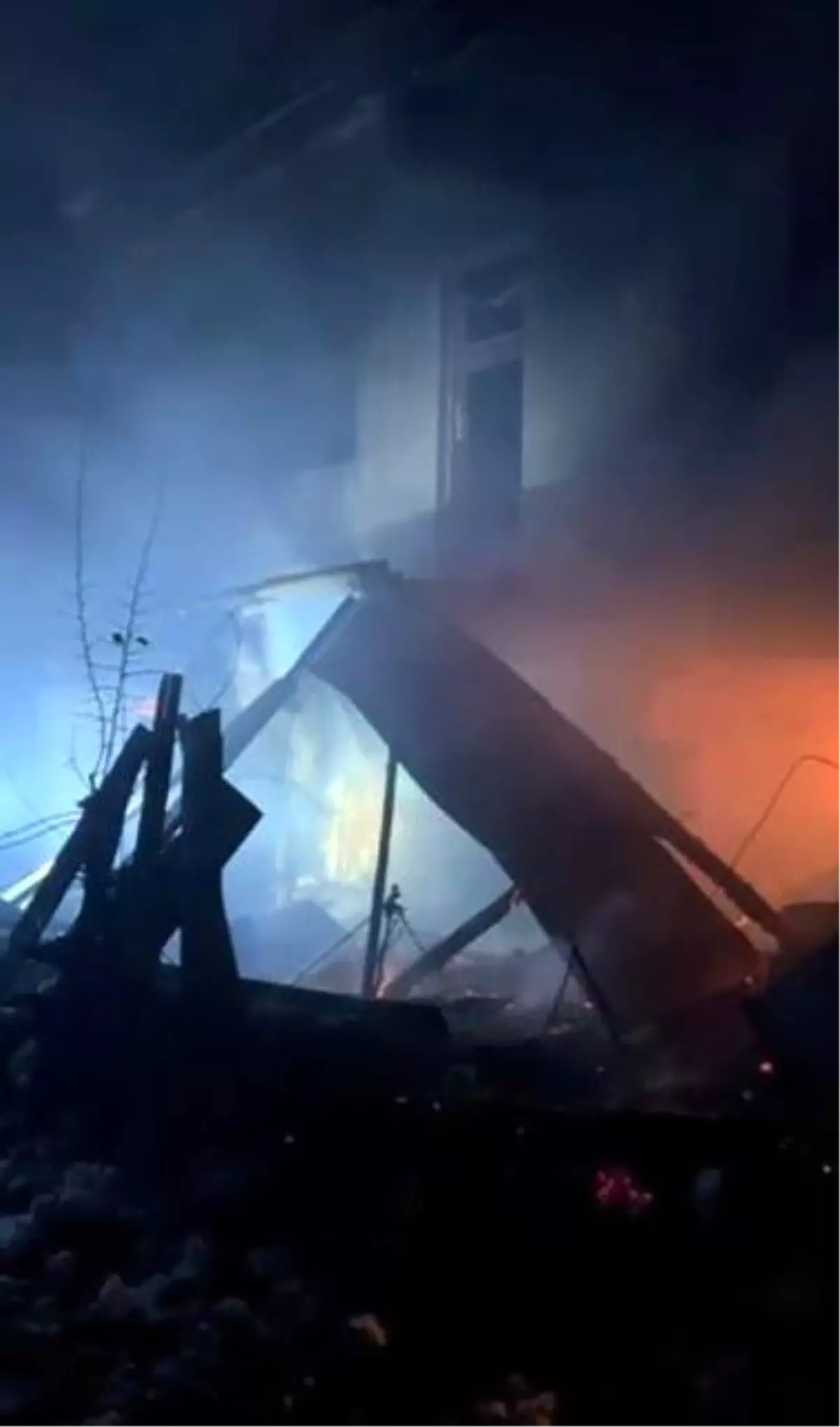 Artvin Şavşat’taki yangın bölgesine ulaşım kar nedeniyle güçlükle sağlandı