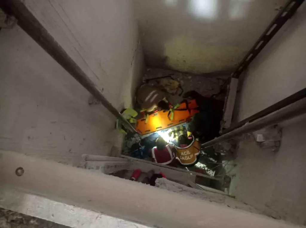 Hatay’ın Defne İlçesinde İnşaat Kazası: İşçi Asansör Boşluğuna Düştü