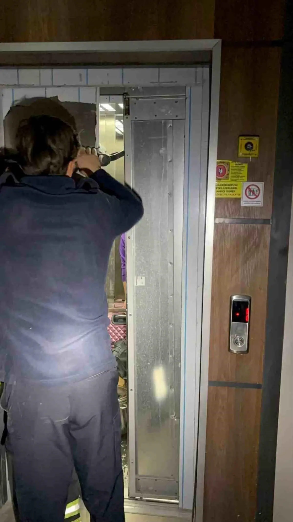 İskenderun’da Arızalı Asansör Kurtarma Operasyonu