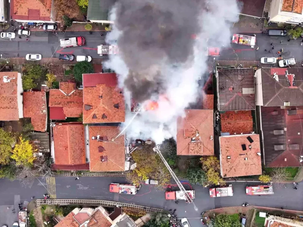 Ataşehir’de Yangın Paniği: 4 Kişi Kurtarıldı