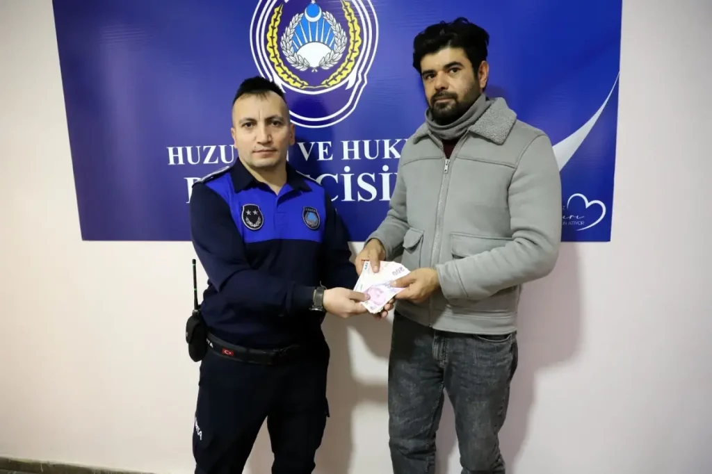 ATM’de Bulunan 5 Bin TL Sahibine Ulaştırıldı