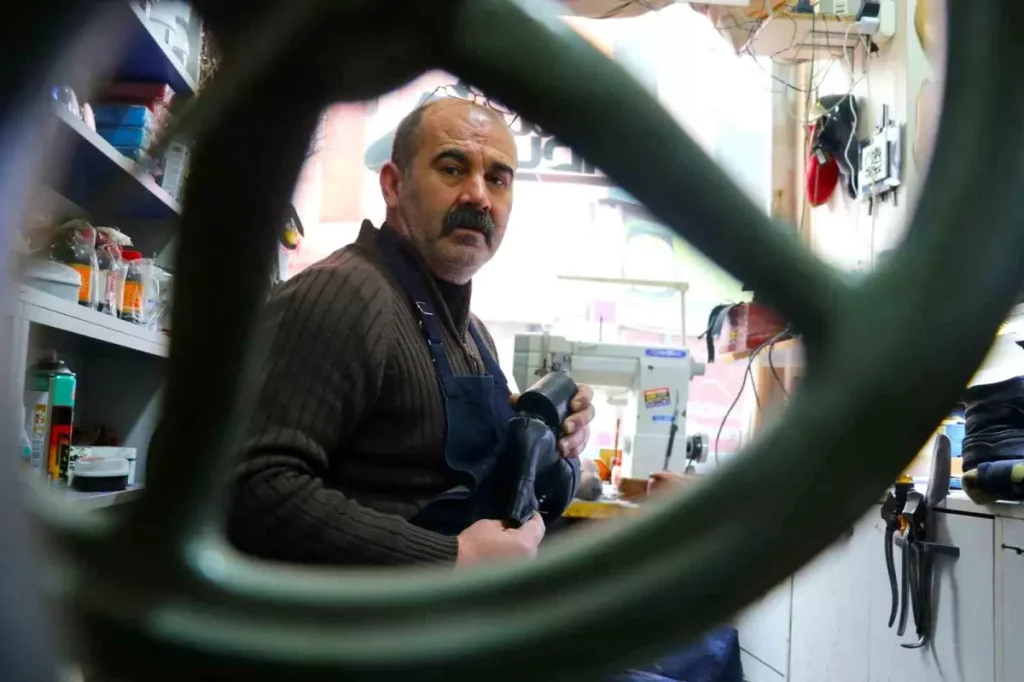 Kış Aylarında Bot Tamiri Yoğunlaştı: Sivas’ta Ustalar Gece Yarısına Kadar Çalışıyor