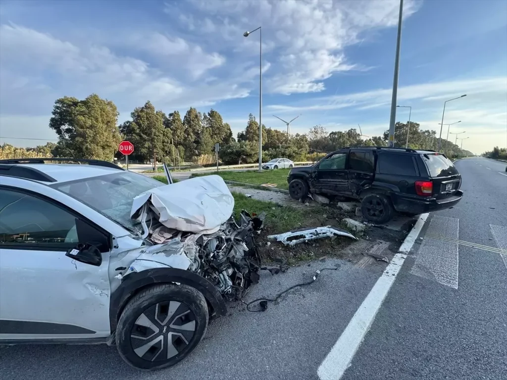 Söke’de Cip ile Otomobil Çarpıştı: 3 Yaralı