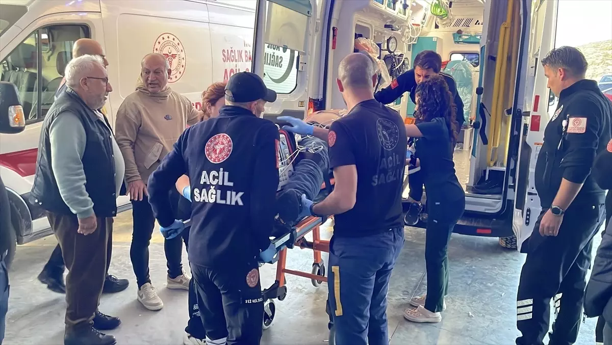 Kuşadası’nda Motosiklet Kazası: 2 Yaralı, Birisi Ağır Hastaneye Sevk Edildi