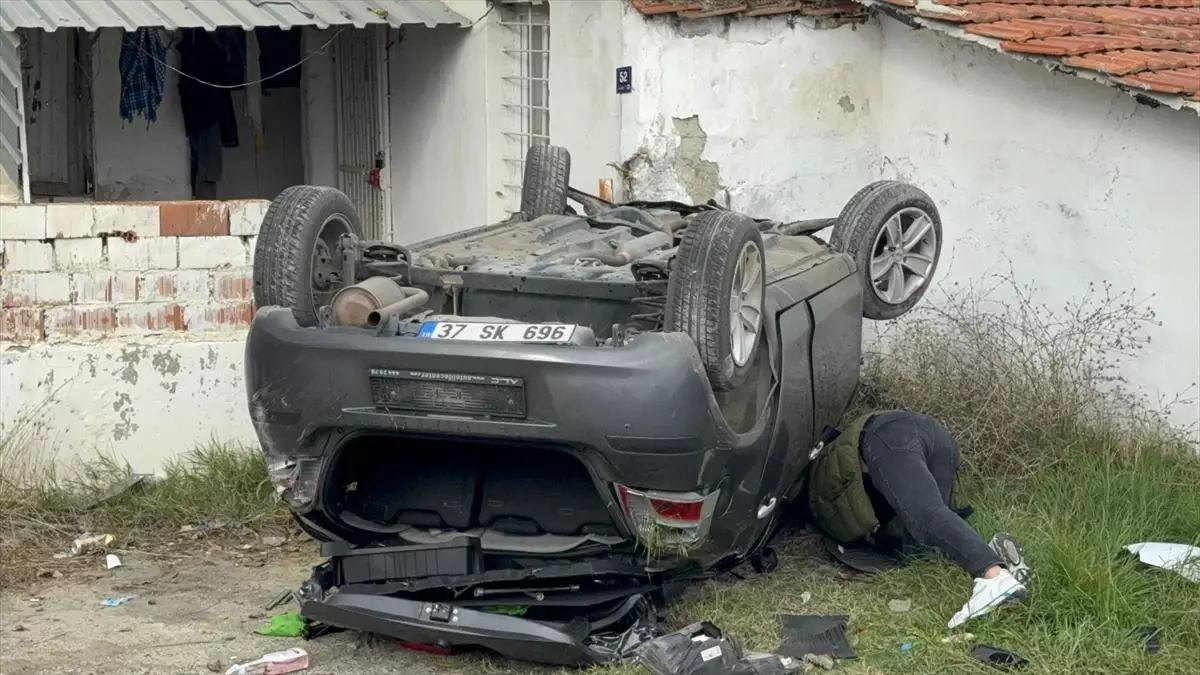 Söke’de Şok Kaza: Otomobil Bariyerleri Aşarak Devrildi, Sürücü Hastaneye Kaldırıldı