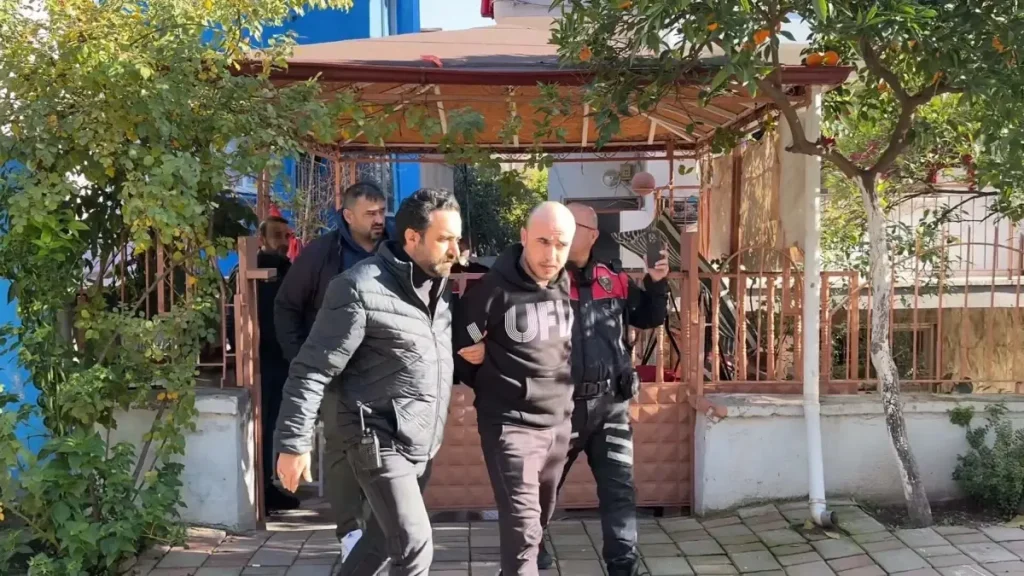 Firar Eden Hükümlü Kanepenin Altında Yakalandı