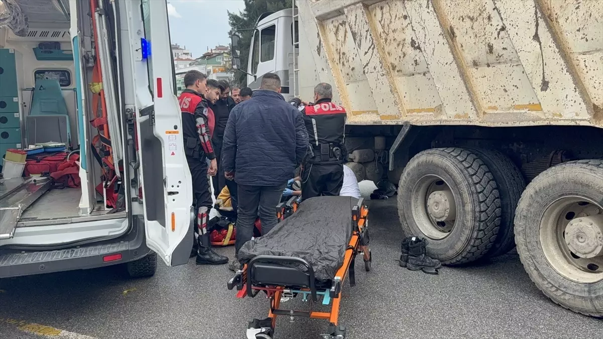 Aydın’da Kamyonla Çarpışan Motosiklet Sürücüsü Ağır Yaralandı