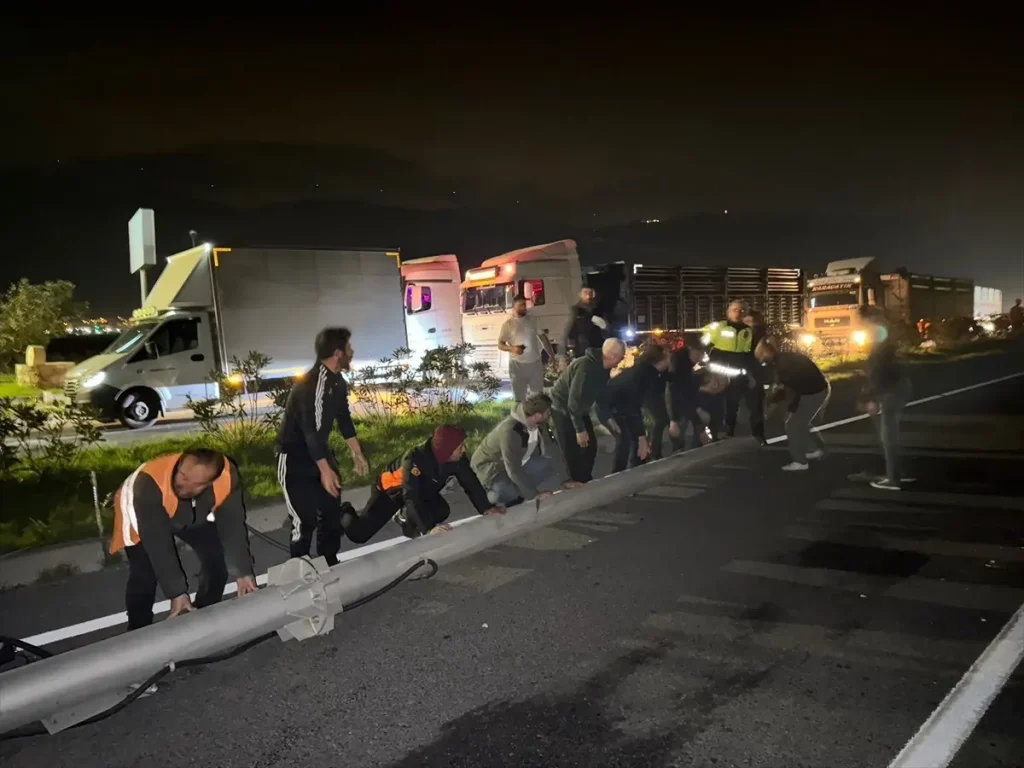 Tır, Açık Dorsesiyle Hız İhlal Direğine Çarptı!