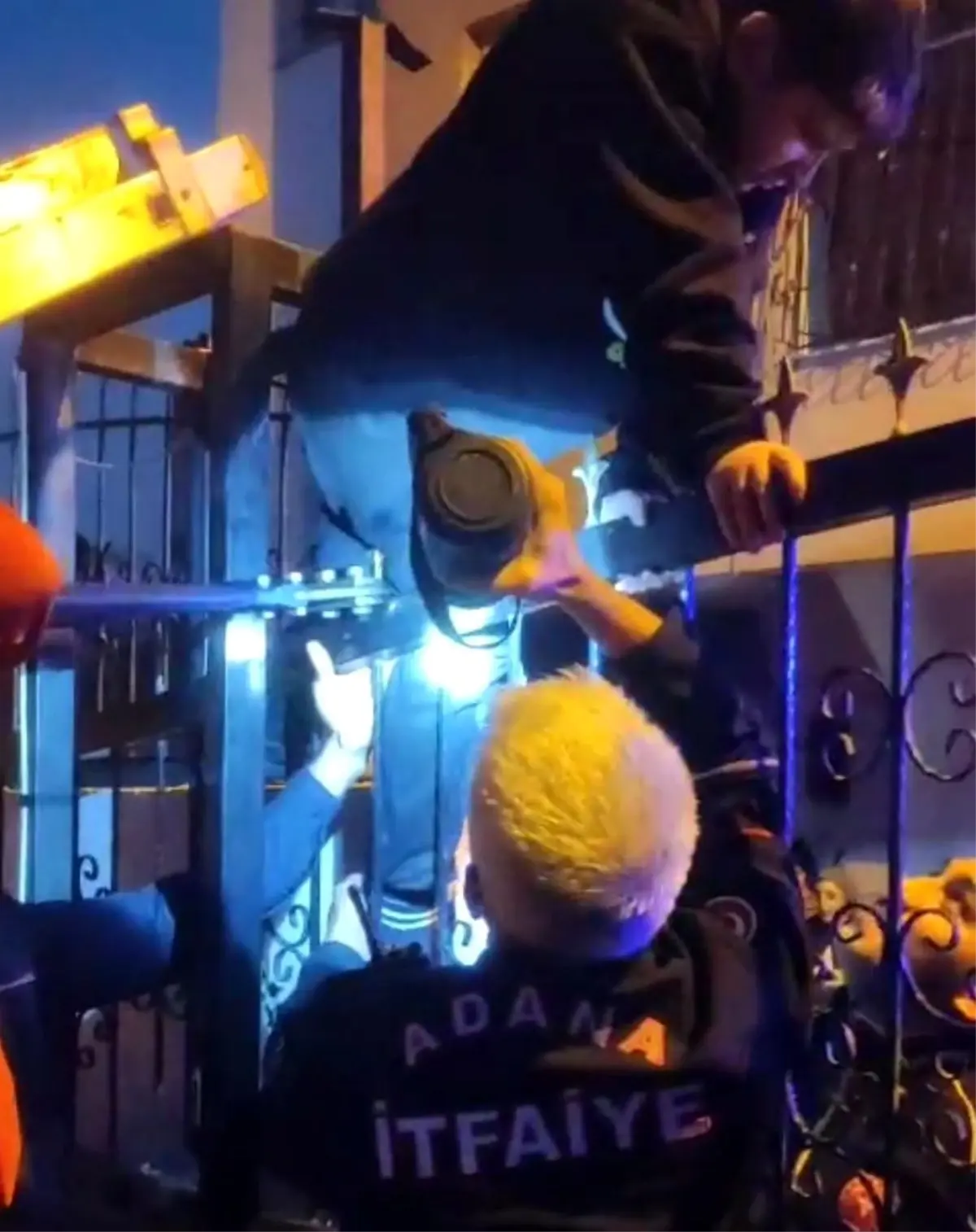 Adana’da Çocuk Demir Korkuluğa Saplandı: İtfaiye Ekiplerinin Zamanında Müdahalesi