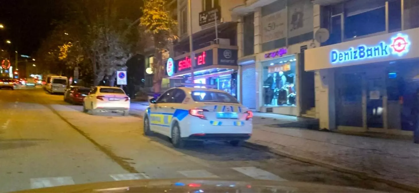 Bacağına saplanan bıçağı çıkartıp karşısındaki kişiyi ağır yaraladı