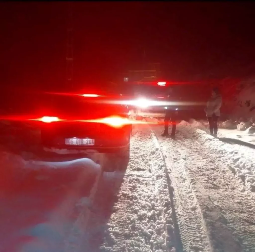 Kayseri Hacılar’da Karla Kaplı Yolda Mahsur Kalan İki Kişi Polis Tarafından Kurtarıldı