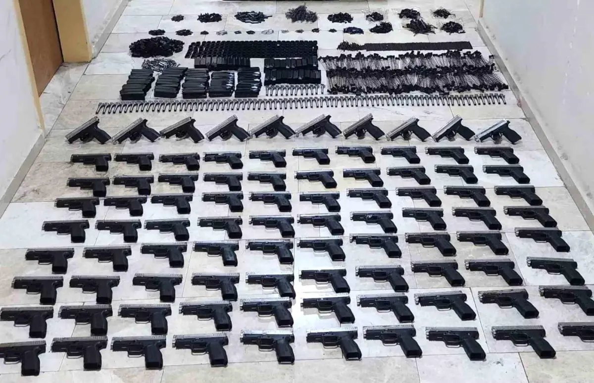 Erzin’de 90 Ruhsatsız Tabanca Ele Geçirildi