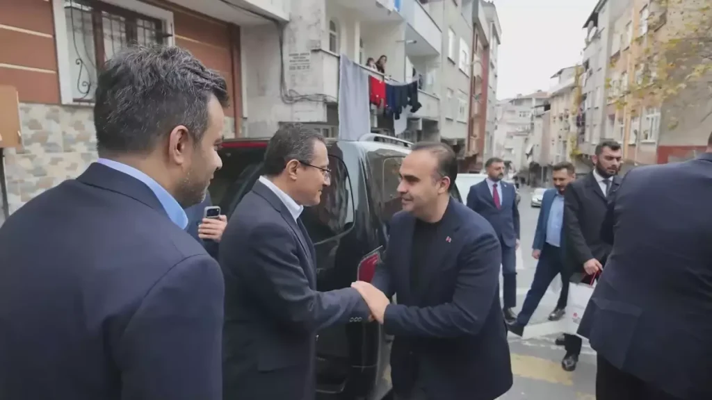 Bakan Kacır, Altınları Sahiplerine Teslim Eden Çocukları Ziyaret Etti: Bağcılar’da Parlayan Bir Hikâye