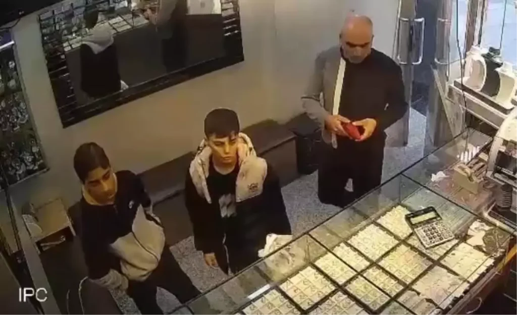 Çocuklar Altın Dolu Keseyi Sahibine Teslim Etti