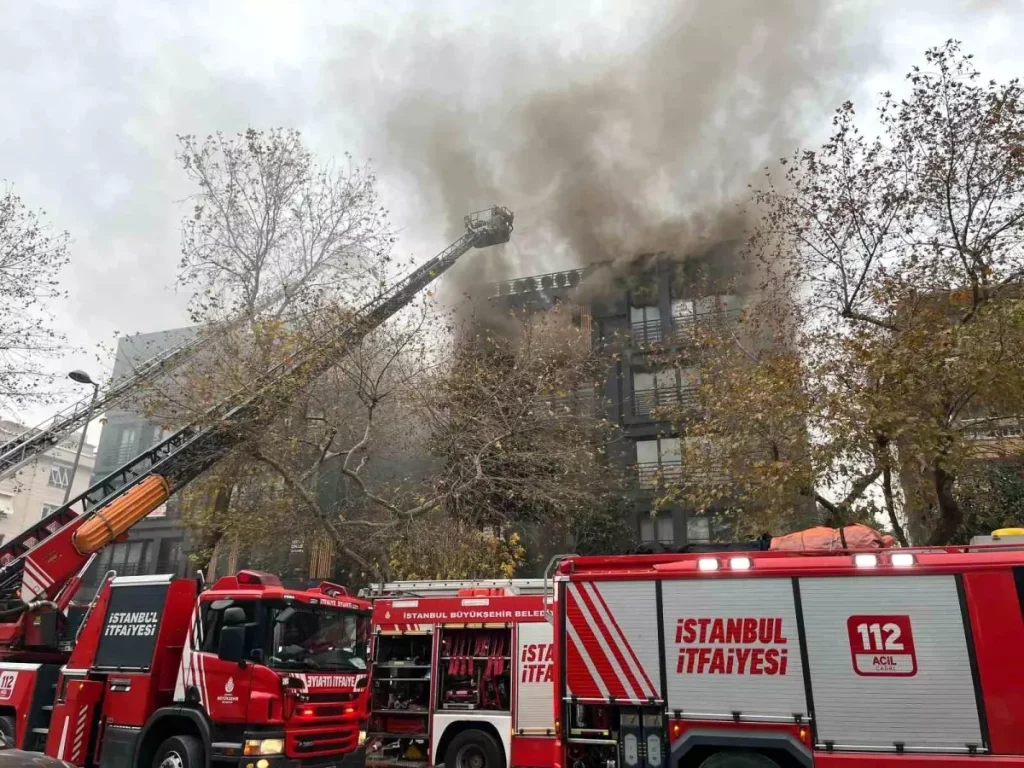 Kadıköy’de Yangın Paniği: Çatı Katı Küle Döndü