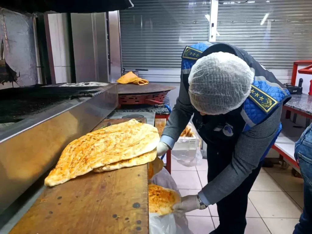 Baharatın içine bozulmasın diye bırakılan çiğ et, zabıta ekiplerini şaşırttı