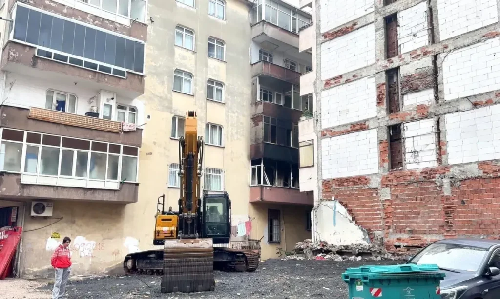 Bahçelievler’de Yangın: Evsizler Kurtarıldı