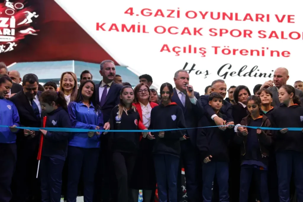 Bakan Bak’tan Dijital Bağımlılığa Karşı En Etkili Çözüm: Spor ve Yeni Kamil Ocak Spor Salonu