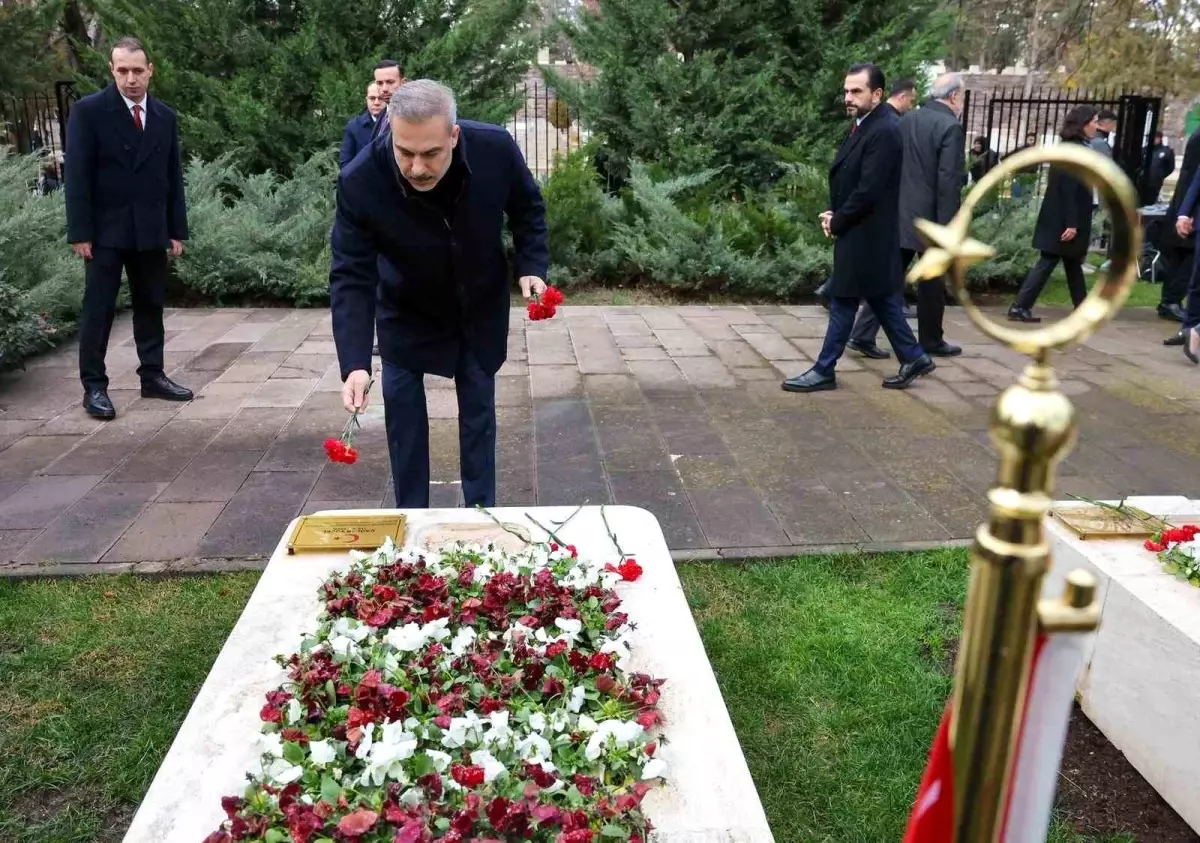 Bakan Fidan, 16. Büyükelçiler Konferansı öncesi Dışişleri Şehitliği’ni ziyaret etti