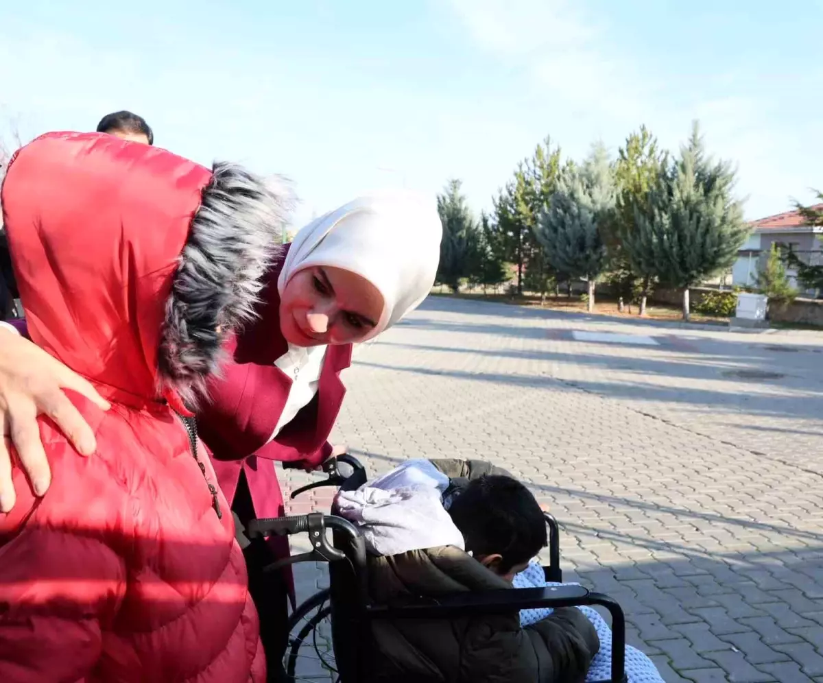 Bakan Göktaş, engelli çocuğu ziyaret etti