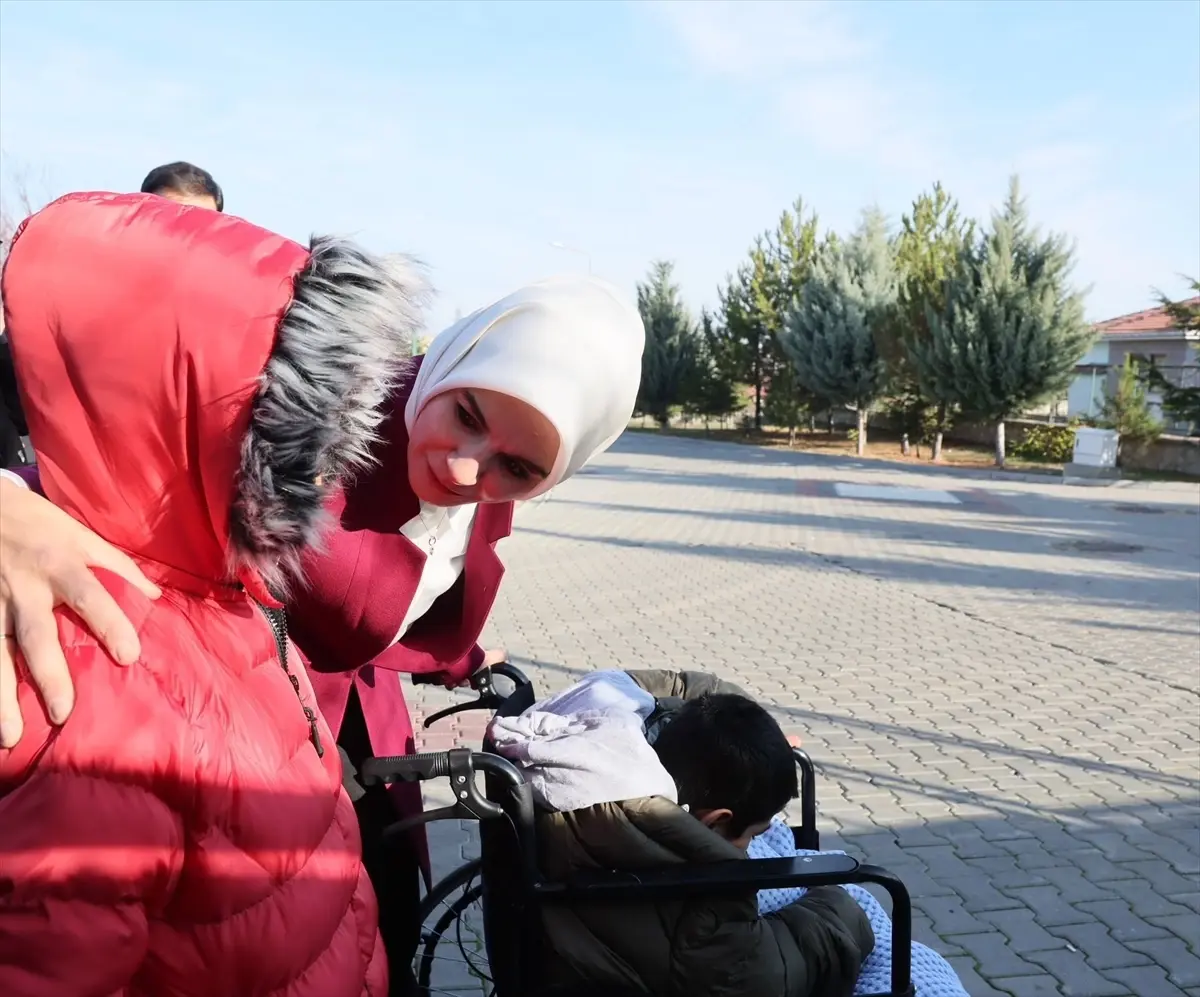 Bakan Göktaş, Engelli Çocuk Adnan’ı Ziyaret Etti