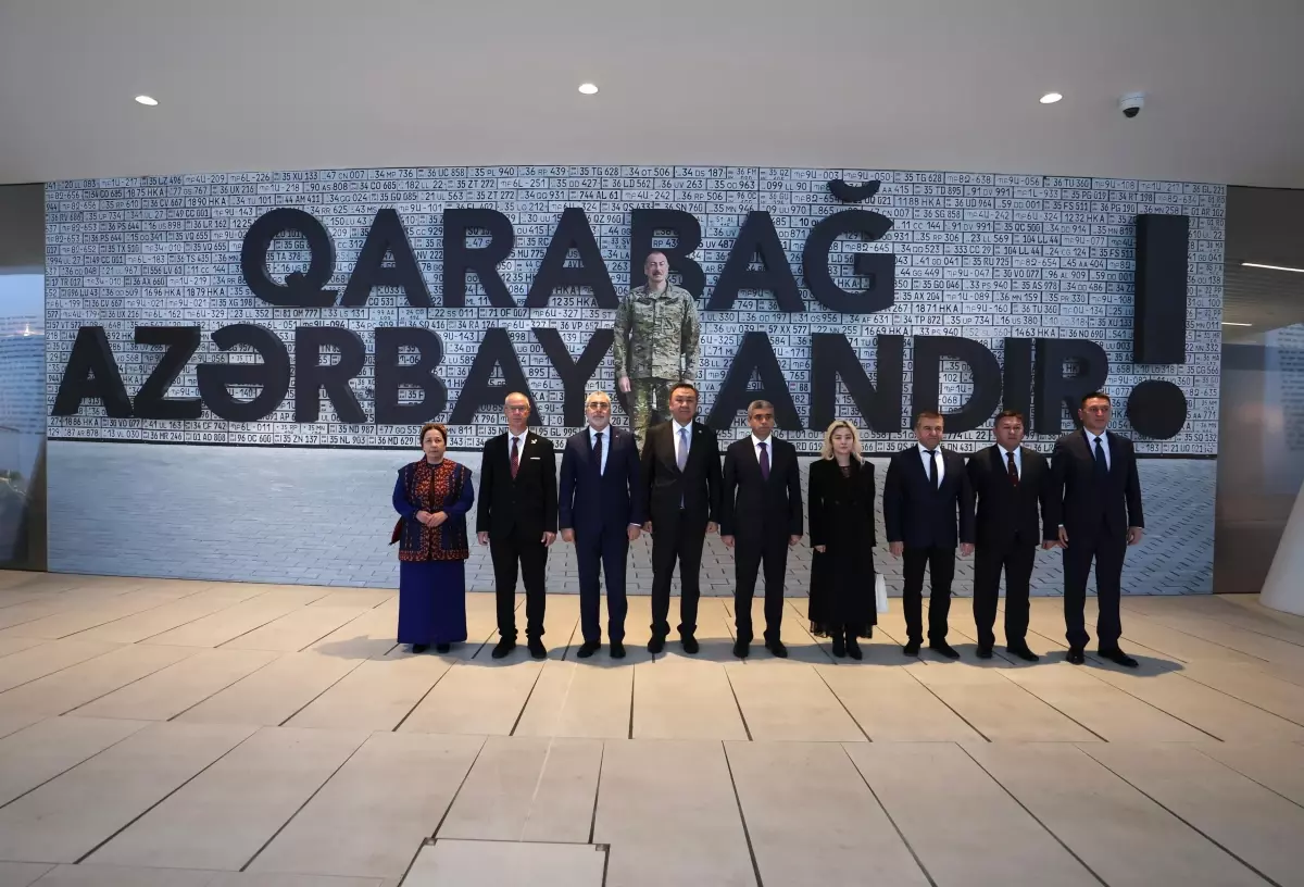 Bakan Işıkhan, Azerbaycan’da Fahri Hıyaban Mezarlığı ve Zafer Anıtı’nı Ziyaret Etti