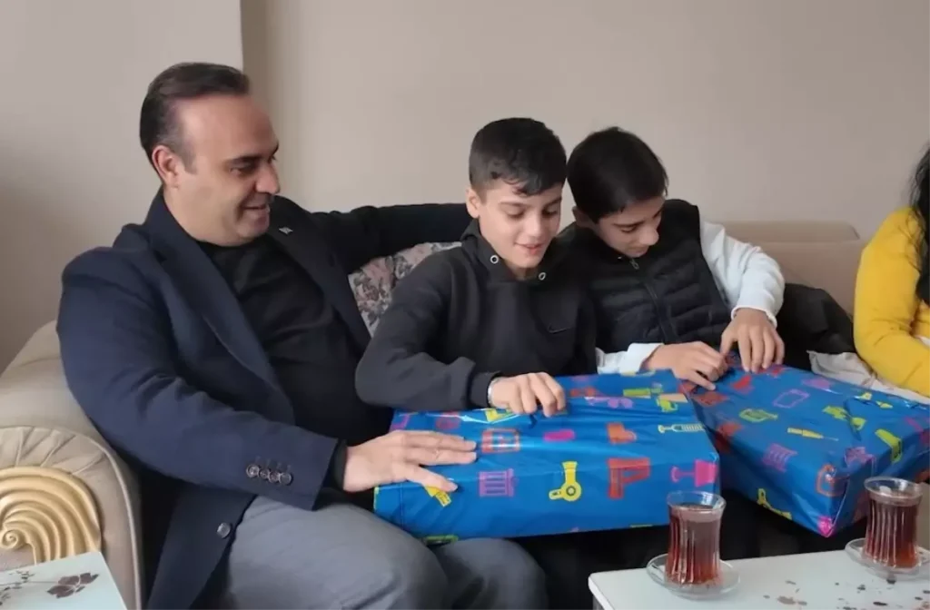 Altın Çantayı Bulan Çocuklara Bakan Kacır’ın Anlamlı Ziyareti