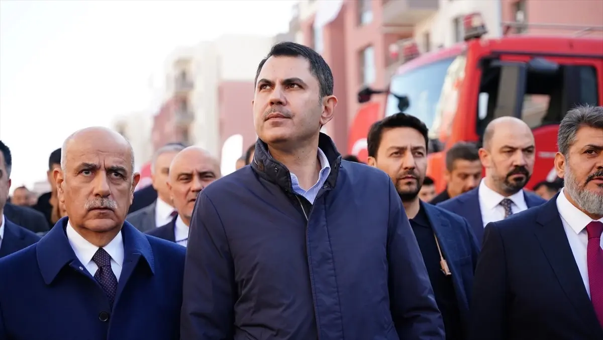 Bakan Kurum, Depremzedeleri Yeni Evlerinde Ziyaret Etti ve Mutluluklarını Paylaştı