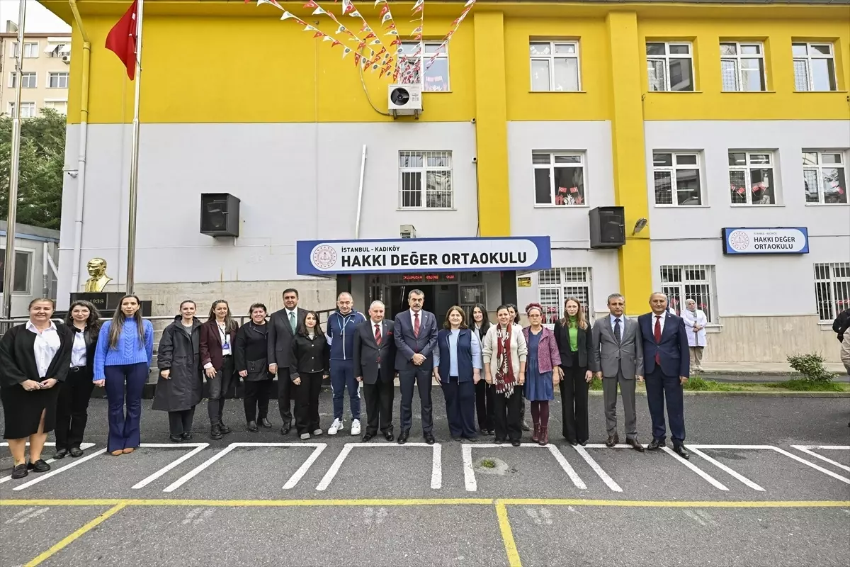 Bakan Tekin, Öğrenci Meclis Başkanı Yılmaz’ı Okulda Karşılayarak LGS ve Teknoloji Üzerine Açıklamalarda Bulundu