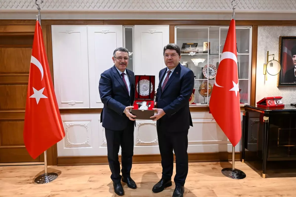 Bakan Yılmaz Tunç’tan Trabzon’da Büyükşehir Belediyesi Ziyareti ve Genç Hukukçularla Buluşma
