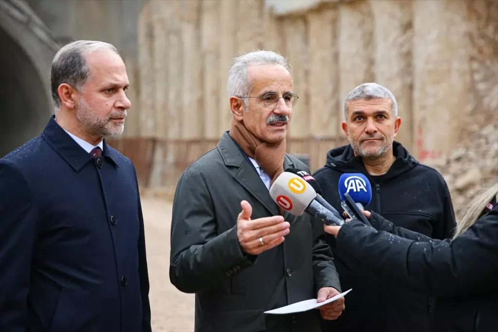 Ulaştırma Bakanı Uraloğlu, İskenderun‑Antakya Otoyolu’nda Betonlama Çalışmalarını Hızlandırdı