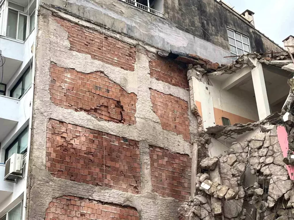 Balçova’da Kentsel Dönüşüm Yıkımı Sırasında Komşu Apartmanda Hasar Oluştu